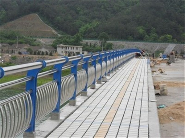 合肥不锈钢桥梁护栏的特性及其在现代建筑中的应用